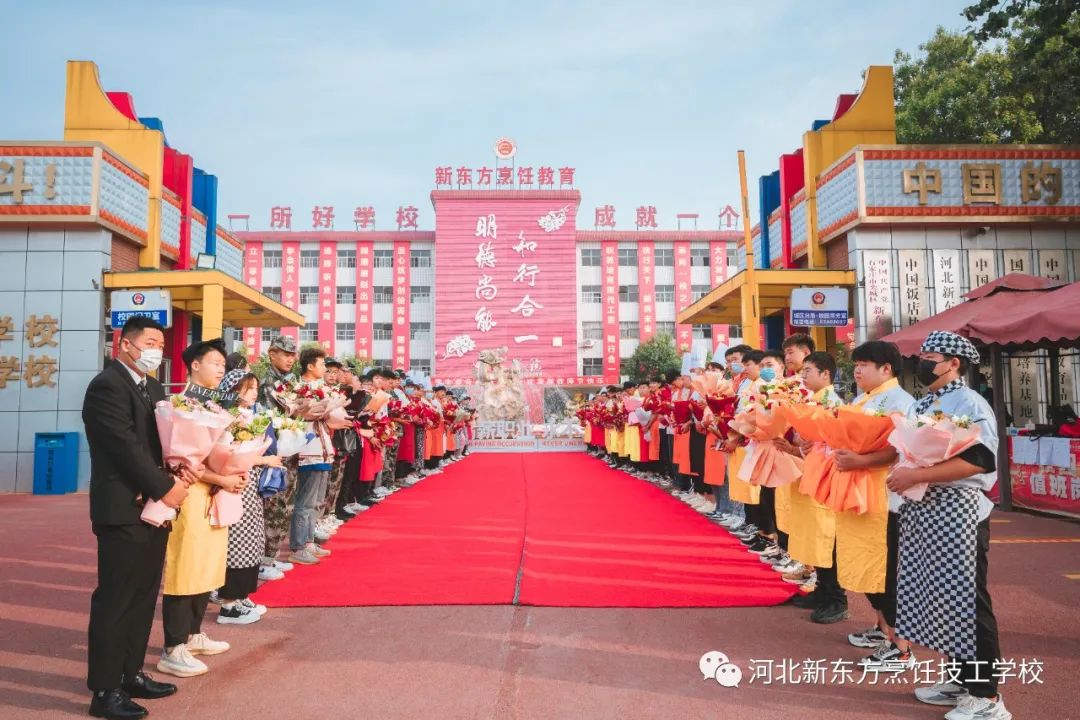 教诲如春风，师恩深似海 | 河北新东方学子以鲜花锦旗誓真情！