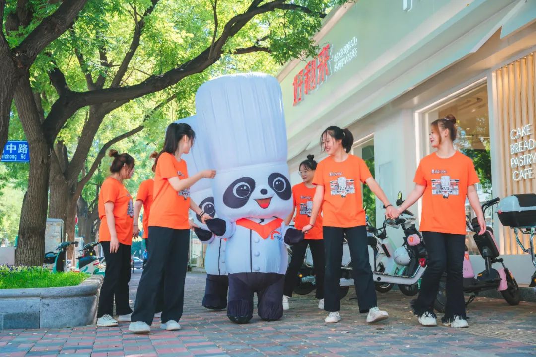 新东方烹饪顶流IP熊猫厨师长打卡省会美食美景，快来一起做同学吧！